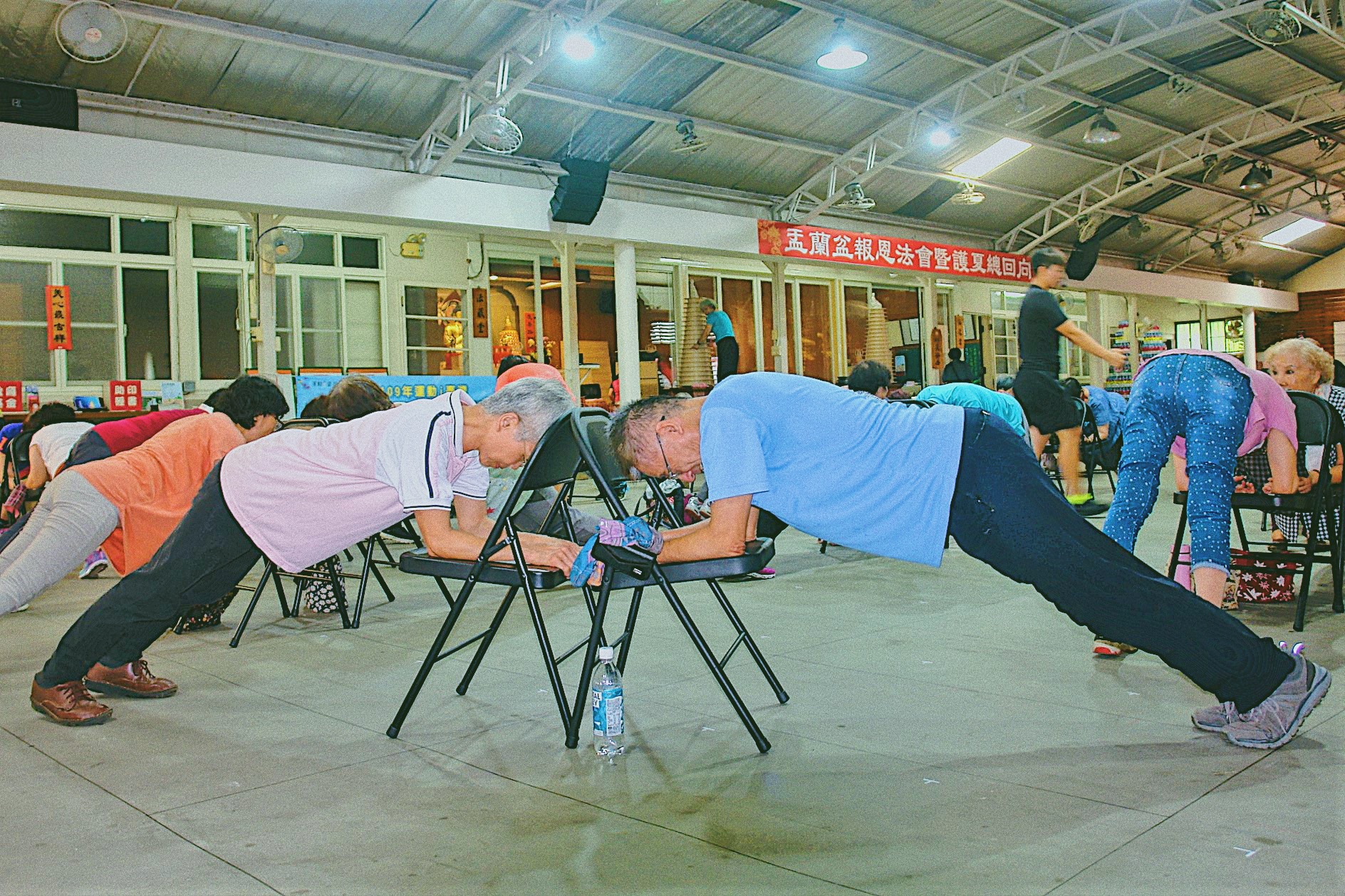 不把老人當老人，多了椅子，他們也能做棒式。