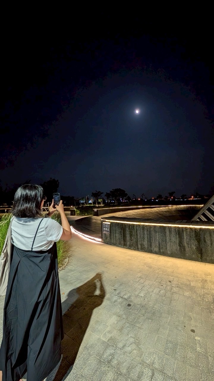 Following the Light of the&nbsp;Moon